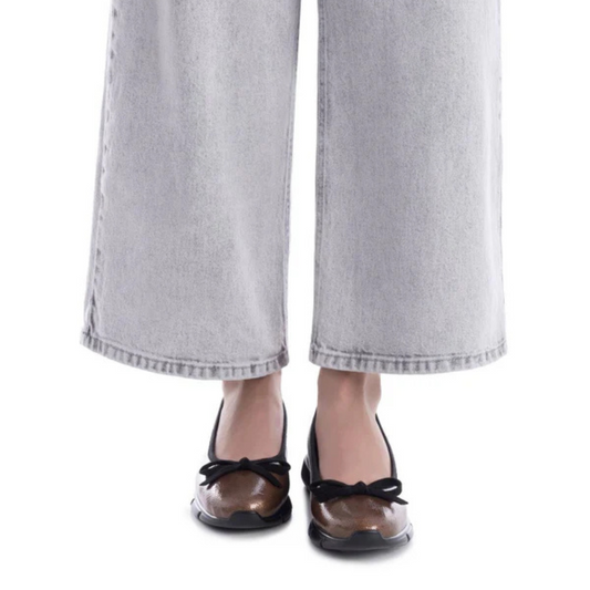Esta sabrina com laço é a combinação perfeita de conforto e elegância.

Fabricada em material com acabamento envernizado, oferece um toque sofisticado e versátil para o dia a dia. O laço delicado na parte frontal acrescenta feminilidade, enquanto a sola anatómica garante leveza, flexibilidade e bem-estar ao caminhar.
