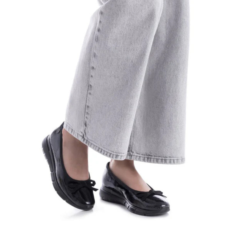Esta sabrina com laço é a combinação perfeita de conforto e elegância.

Fabricada em material com acabamento envernizado, oferece um toque sofisticado e versátil para o dia a dia. O laço delicado na parte frontal acrescenta feminilidade, enquanto a sola anatómica garante leveza, flexibilidade e bem-estar ao caminhar.
