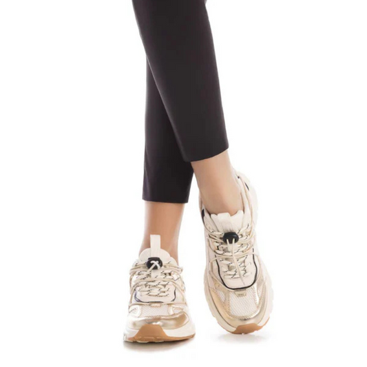Moderna e cheia de personalidade, esta sapatilha dourada destaca-se pelo seu design arrojado e acabamento metalizado que garante um toque sofisticado a qualquer look.

Confortável e versátil, possui uma sola robusta que oferece estabilidade e amortecimento, ideal para o dia a dia.