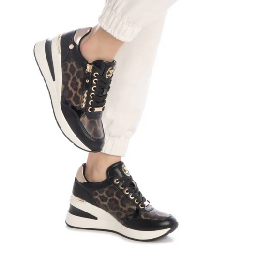 Esta sapatilha com estampado leopardo e cunha é a escolha perfeita para quem procura aliar estilo e conforto num só modelo.

O design moderno combina detalhes em dourado com fecho lateral prático e atacadores clássicos, garantindo um ajuste perfeito e cheio de personalidade.