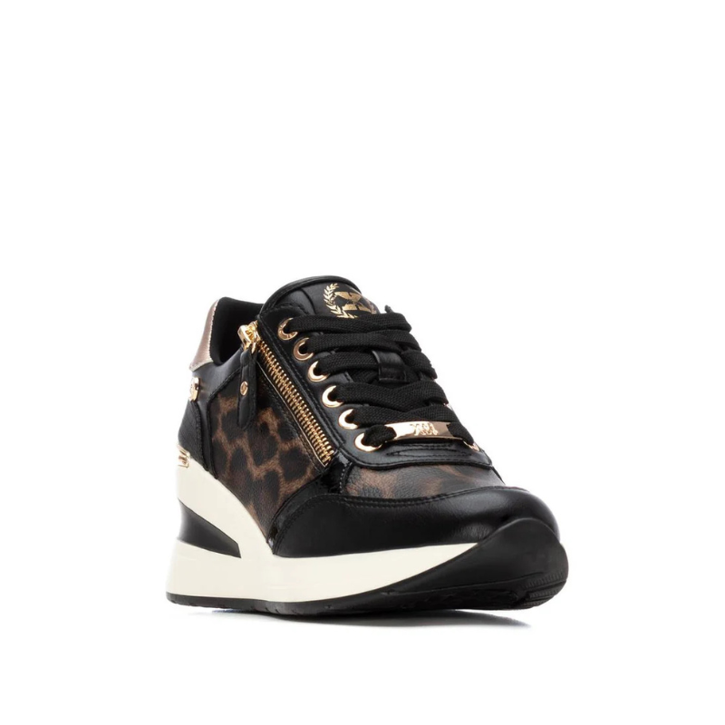 Esta sapatilha com estampado leopardo e cunha é a escolha perfeita para quem procura aliar estilo e conforto num só modelo.

O design moderno combina detalhes em dourado com fecho lateral prático e atacadores clássicos, garantindo um ajuste perfeito e cheio de personalidade.