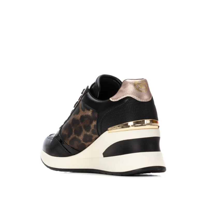 Esta sapatilha com estampado leopardo e cunha é a escolha perfeita para quem procura aliar estilo e conforto num só modelo.

O design moderno combina detalhes em dourado com fecho lateral prático e atacadores clássicos, garantindo um ajuste perfeito e cheio de personalidade.