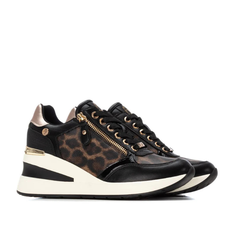 Esta sapatilha com estampado leopardo e cunha é a escolha perfeita para quem procura aliar estilo e conforto num só modelo.

O design moderno combina detalhes em dourado com fecho lateral prático e atacadores clássicos, garantindo um ajuste perfeito e cheio de personalidade.