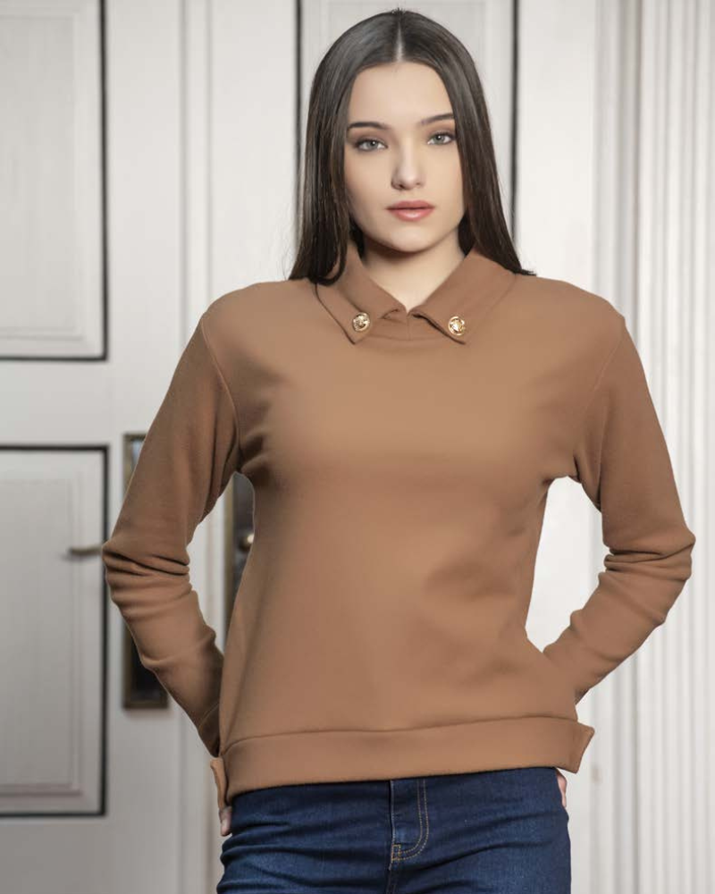 Esta camisola é perfeita para os dias mais frios.

Confeccionada em tecido confortável e de alta qualidade, esta peça possui detalhes elegantes no colarinho com dois botões dourados, que adicionam um toque de sofisticação ao seu visual.