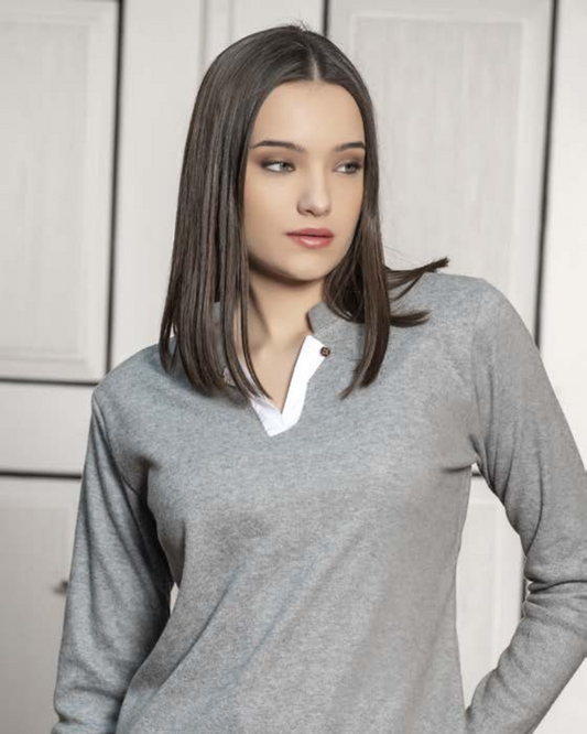 Moderna e elegante, esta camisola com detalhe de gola em V e camada sobreposta que imita uma camisa branca, proporcionando um look sofisticado.

Fabricada num tecido macio e confortável, esta peça é ideal para um visual casual-chic, perfeita para combinar com calças de ganga ou calças de alfaiataria.