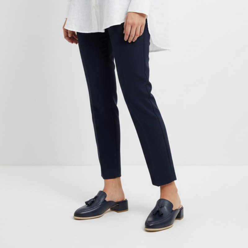 Reinvente o seu estilo com esta mule loafer em couro azul-marinho, a peça perfeita para quem procura praticidade sem abdicar da elegância.

Os berloques em couro são o elemento distintivo deste modelo, conferindo personalidade e um ar contemporâneo que se destaca. O tom azul-marinho profundo é uma alternativa sofisticada ao preto tradicional, trazendo cor ao seu guarda-roupa mantendo a versatilidade que procura. 