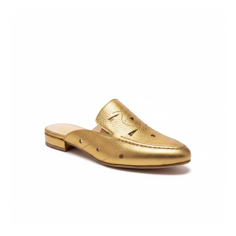 Brilhe com confiança com esta mule loafer em couro metalizado dourado, a peça que transforma qualquer look num momento de puro glamour.

Os detalhes perfurados ao longo do peito do pé adicionam textura e sofisticação ao design, criando um jogo visual interessante que eleva o conceito clássico do loafer. O salto bloco baixo em tons naturais cria um contraste harmonioso com o dourado vibrante, garantindo conforto para usar durante todo o dia.