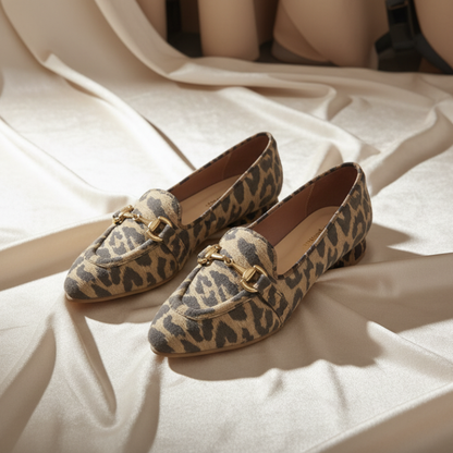 Estes sapatos em tons bege claro com padrão leopardo suave combinam elegância intemporal com um toque de ousadia.

Fabricados em material de qualidade com estampado animal em tons neutros de creme, bege e castanho claro, estes sapatos destacam-se pelo detalhe sofisticado da corrente dourada que atravessa o peito do sapato, conferindo um acabamento luxuoso e contemporâneo.