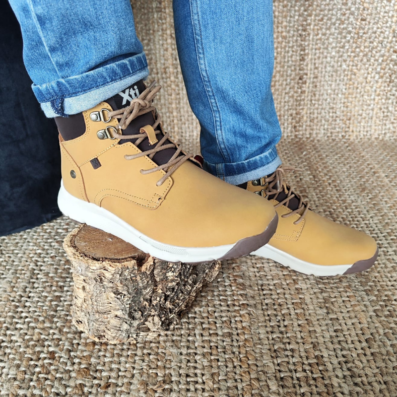 Estas botas são uma escolha estilosa e ética para homens que desejam combinar moda, conforto e responsabilidade ambiental em seu calçado. A sua versatilidade de estilo e solado antiderrapante tornam-nas ideais para uso em várias situações. São uma adição prática e elegante ao guarda-roupa masculino nesta estação.  O design combina o robusto e prático estilo montanhista com um toque mais refinado e casual, tornando-os ideais para uma variedade de ocasiões nesta estação.