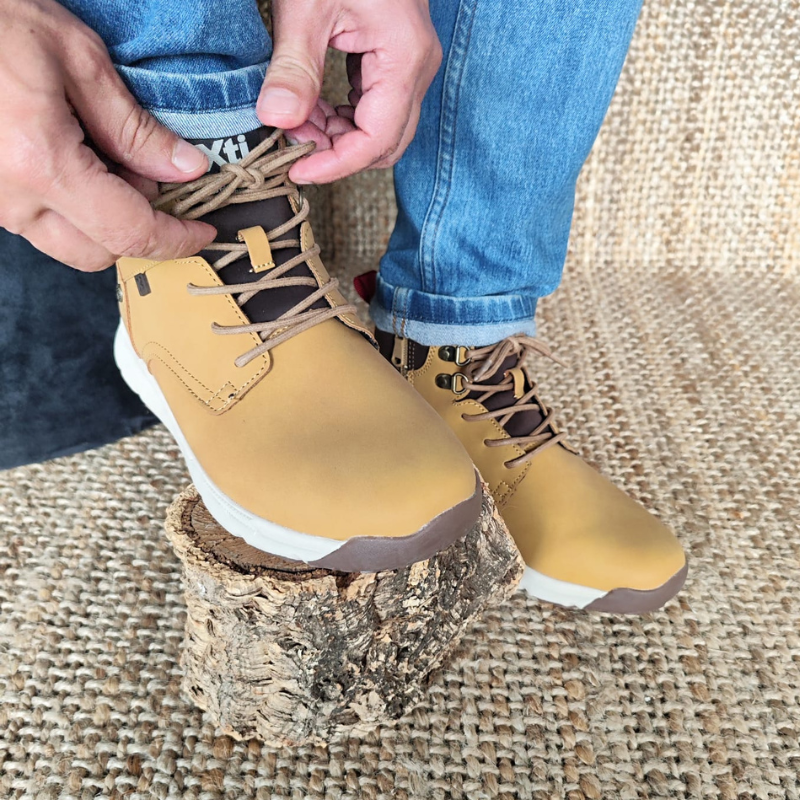 Estas botas são uma escolha estilosa e ética para homens que desejam combinar moda, conforto e responsabilidade ambiental em seu calçado. A sua versatilidade de estilo e solado antiderrapante tornam-nas ideais para uso em várias situações. São uma adição prática e elegante ao guarda-roupa masculino nesta estação.  O design combina o robusto e prático estilo montanhista com um toque mais refinado e casual, tornando-os ideais para uma variedade de ocasiões nesta estação.