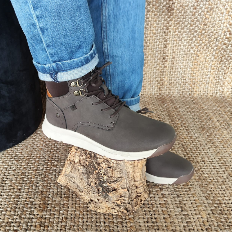 Estas botas são uma escolha estilosa e ética para homens que desejam combinar moda, conforto e responsabilidade ambiental em seu calçado. A sua versatilidade de estilo e solado antiderrapante tornam-nas ideais para uso em várias situações. São uma adição prática e elegante ao guarda-roupa masculino nesta estação.  O design combina o robusto e prático estilo montanhista com um toque mais refinado e casual, tornando-os ideais para uma variedade de ocasiões nesta estação.