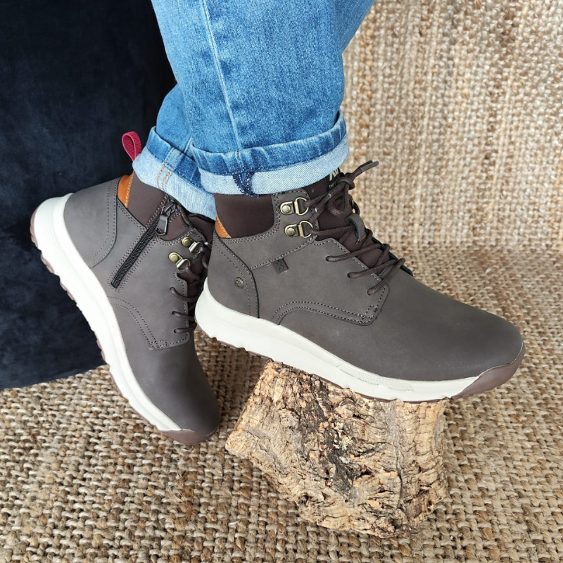 Estas botas são uma escolha estilosa e ética para homens que desejam combinar moda, conforto e responsabilidade ambiental em seu calçado. A sua versatilidade de estilo e solado antiderrapante tornam-nas ideais para uso em várias situações. São uma adição prática e elegante ao guarda-roupa masculino nesta estação.  O design combina o robusto e prático estilo montanhista com um toque mais refinado e casual, tornando-os ideais para uma variedade de ocasiões nesta estação.