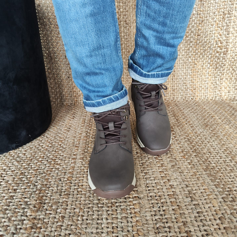 Estas botas são uma escolha estilosa e ética para homens que desejam combinar moda, conforto e responsabilidade ambiental em seu calçado. A sua versatilidade de estilo e solado antiderrapante tornam-nas ideais para uso em várias situações. São uma adição prática e elegante ao guarda-roupa masculino nesta estação.  O design combina o robusto e prático estilo montanhista com um toque mais refinado e casual, tornando-os ideais para uma variedade de ocasiões nesta estação.