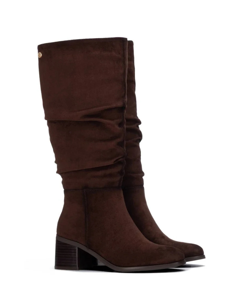 Estas botas de cano alto dão um toque elegante aos seus looks de outono e inverno.

O acabamento de aspeto aveludado e o efeito ligeiramente franzido ao longo do cano conferem-lhes um estilo descontraído e cheio de personalidade, enquanto a biqueira redonda e o salto largo de altura média completam o modelo. O fecho de correr lateral facilita o calçar, tornando-as uma opção prática para o dia a dia.