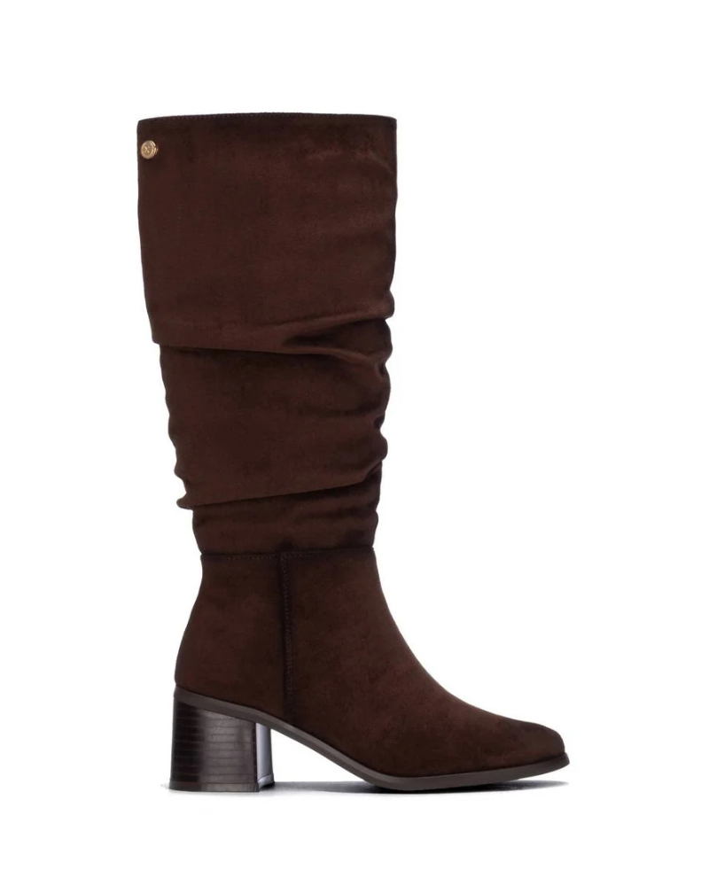 Estas botas de cano alto dão um toque elegante aos seus looks de outono e inverno.

O acabamento de aspeto aveludado e o efeito ligeiramente franzido ao longo do cano conferem-lhes um estilo descontraído e cheio de personalidade, enquanto a biqueira redonda e o salto largo de altura média completam o modelo. O fecho de correr lateral facilita o calçar, tornando-as uma opção prática para o dia a dia.