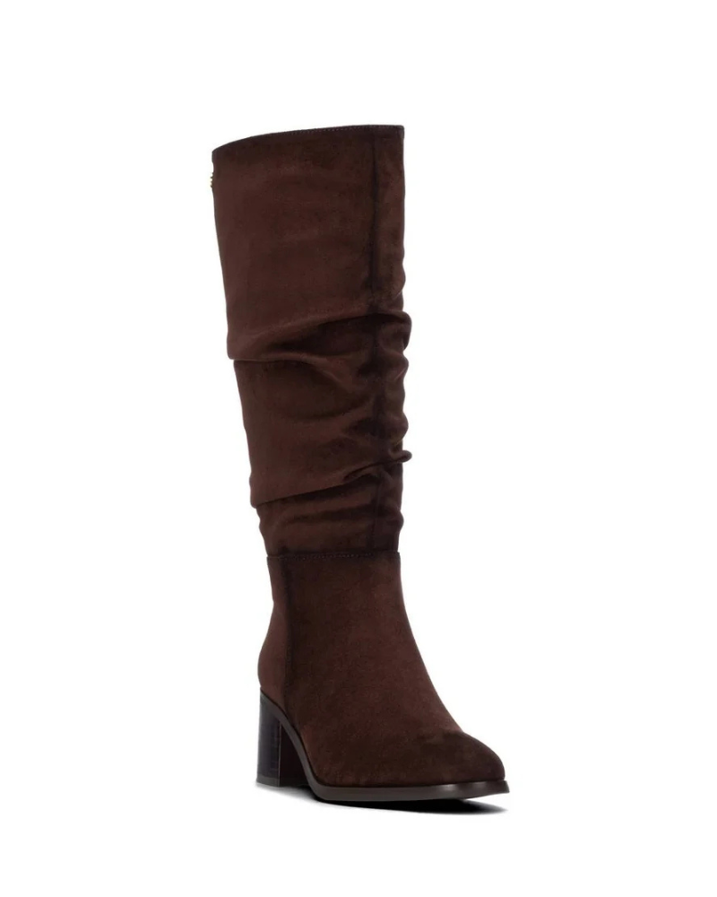 Estas botas de cano alto dão um toque elegante aos seus looks de outono e inverno.

O acabamento de aspeto aveludado e o efeito ligeiramente franzido ao longo do cano conferem-lhes um estilo descontraído e cheio de personalidade, enquanto a biqueira redonda e o salto largo de altura média completam o modelo. O fecho de correr lateral facilita o calçar, tornando-as uma opção prática para o dia a dia.