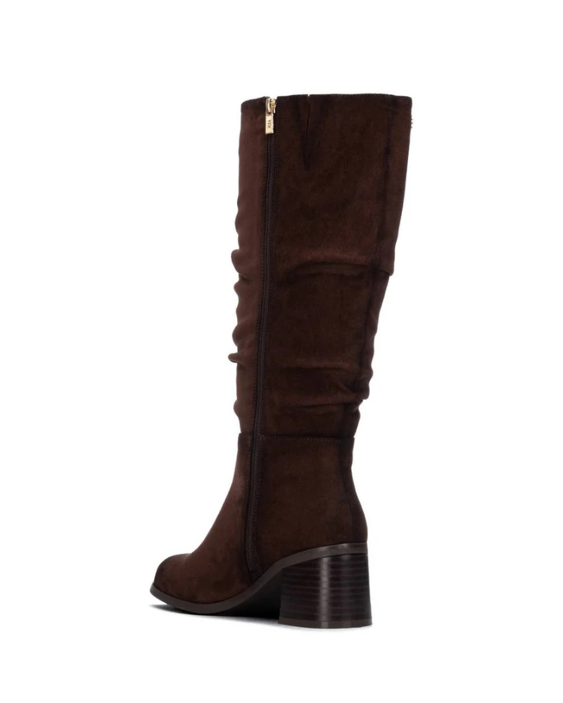Estas botas de cano alto dão um toque elegante aos seus looks de outono e inverno.

O acabamento de aspeto aveludado e o efeito ligeiramente franzido ao longo do cano conferem-lhes um estilo descontraído e cheio de personalidade, enquanto a biqueira redonda e o salto largo de altura média completam o modelo. O fecho de correr lateral facilita o calçar, tornando-as uma opção prática para o dia a dia.