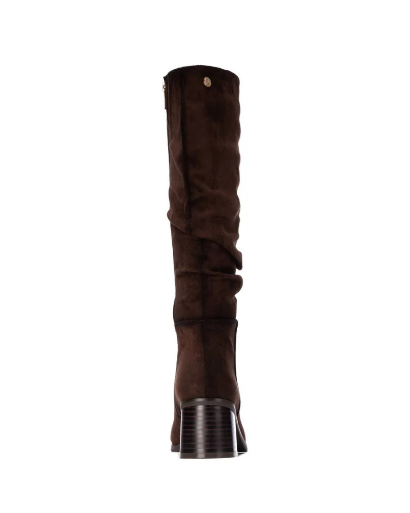 Estas botas de cano alto dão um toque elegante aos seus looks de outono e inverno.

O acabamento de aspeto aveludado e o efeito ligeiramente franzido ao longo do cano conferem-lhes um estilo descontraído e cheio de personalidade, enquanto a biqueira redonda e o salto largo de altura média completam o modelo. O fecho de correr lateral facilita o calçar, tornando-as uma opção prática para o dia a dia.