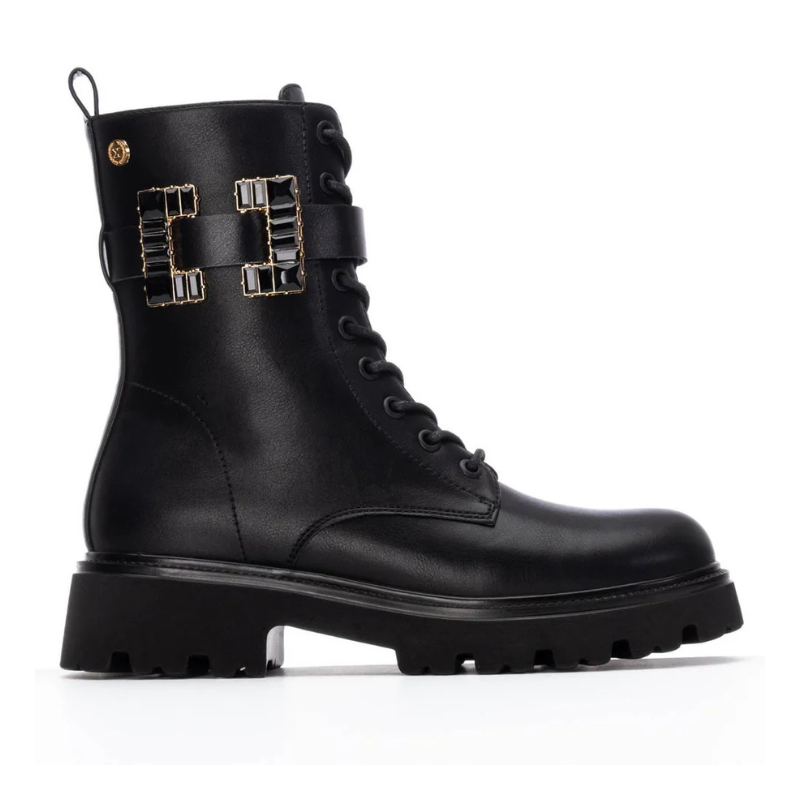 Esta bota preta de estilo militar é a combinação perfeita de modernidade, atitude e versatilidade.

Confeccionada em material sintético de alta qualidade, apresenta acabamento liso e resistente, ideal para o uso diário. Este modelo tem atacadores frontais para ajuste preciso, além de uma fivela decorativa lateral que adiciona personalidade ao visual. A sola tratorada garante excelente aderência e conforto ao caminhar, oferecendo estabilidade mesmo em superfícies irregulares.