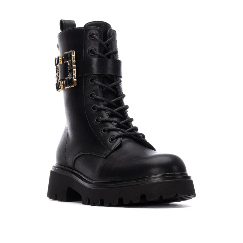 Esta bota preta de estilo militar é a combinação perfeita de modernidade, atitude e versatilidade.

Confeccionada em material sintético de alta qualidade, apresenta acabamento liso e resistente, ideal para o uso diário. Este modelo tem atacadores frontais para ajuste preciso, além de uma fivela decorativa lateral que adiciona personalidade ao visual. A sola tratorada garante excelente aderência e conforto ao caminhar, oferecendo estabilidade mesmo em superfícies irregulares.