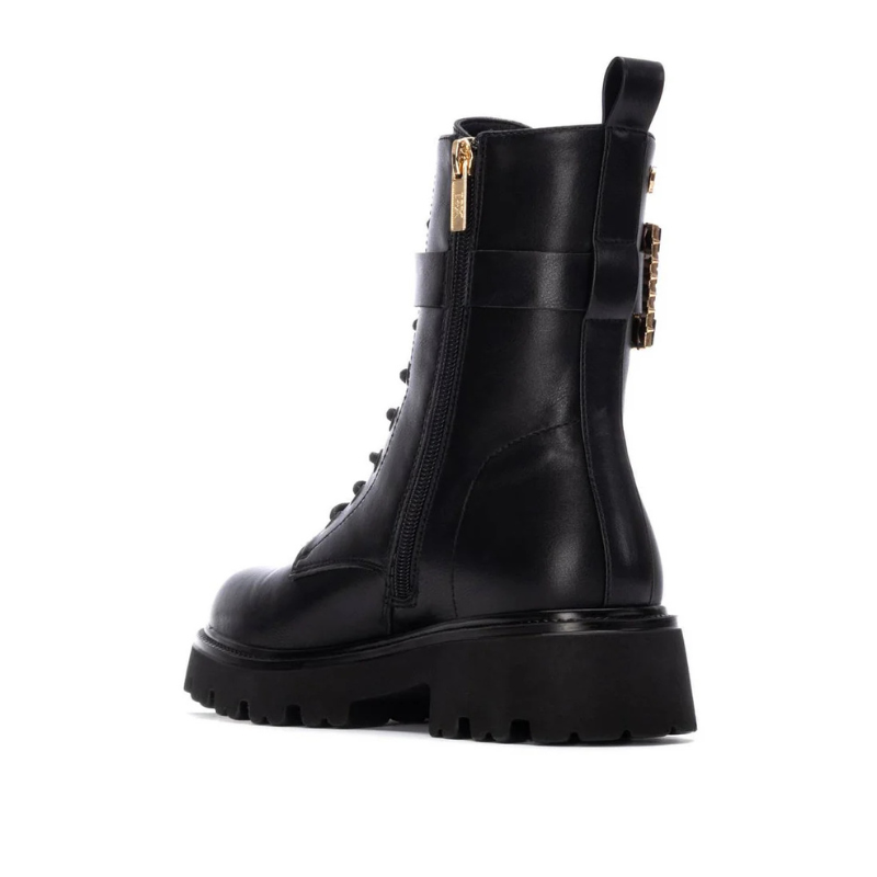 Esta bota preta de estilo militar é a combinação perfeita de modernidade, atitude e versatilidade.

Confeccionada em material sintético de alta qualidade, apresenta acabamento liso e resistente, ideal para o uso diário. Este modelo tem atacadores frontais para ajuste preciso, além de uma fivela decorativa lateral que adiciona personalidade ao visual. A sola tratorada garante excelente aderência e conforto ao caminhar, oferecendo estabilidade mesmo em superfícies irregulares.