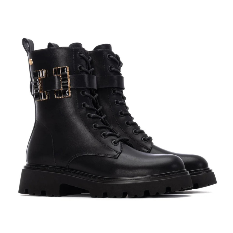 Esta bota preta de estilo militar é a combinação perfeita de modernidade, atitude e versatilidade.

Confeccionada em material sintético de alta qualidade, apresenta acabamento liso e resistente, ideal para o uso diário. Este modelo tem atacadores frontais para ajuste preciso, além de uma fivela decorativa lateral que adiciona personalidade ao visual. A sola tratorada garante excelente aderência e conforto ao caminhar, oferecendo estabilidade mesmo em superfícies irregulares.