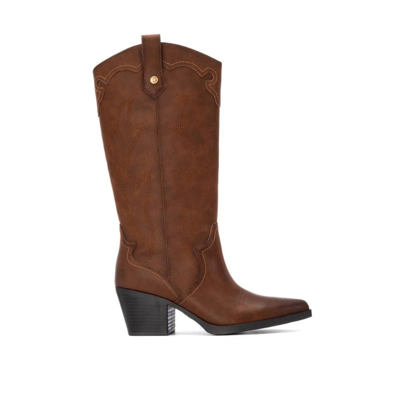 Esta bota texana de cano alto é a escolha perfeita para quem deseja um estilo marcante e versátil.

Produzida em material sintético de alta qualidade, ela apresenta acabamento em tom terroso e detalhes de bordados que valorizam seu design clássico western. O salto bloco médio garante conforto e estabilidade, permitindo o uso prolongado sem esquecer a elegância. Com forma bicuda levemente afinada e puxadores laterais, facilita o calçar e adiciona personalidade ao visual.