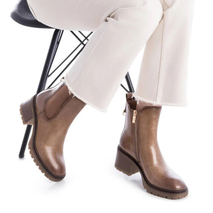 Este elegante botim combina conforto e estilo em todas as ocasiões.

Fabricado em material sintético de alta qualidade com acabamento em tom castanho, apresenta um design moderno e versátil, fácil de combinar com diferentes looks. O fecho lateral garante praticidade ao calçar, enquanto o elástico lateral proporciona melhor ajuste ao tornozelo.