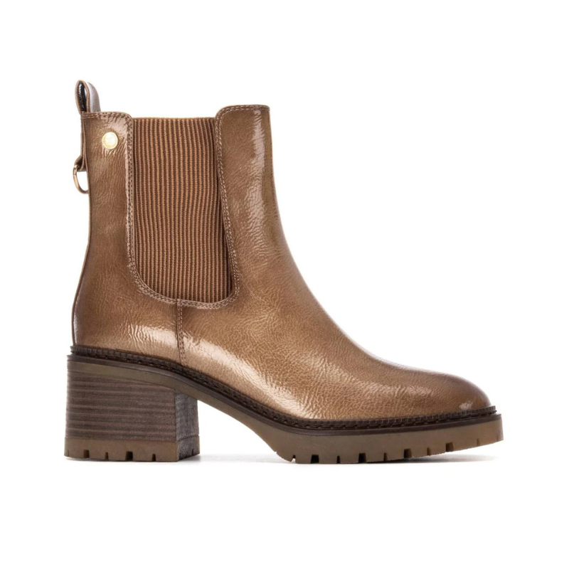 Este elegante botim combina conforto e estilo em todas as ocasiões.

Fabricado em material sintético de alta qualidade com acabamento em tom castanho, apresenta um design moderno e versátil, fácil de combinar com diferentes looks. O fecho lateral garante praticidade ao calçar, enquanto o elástico lateral proporciona melhor ajuste ao tornozelo.