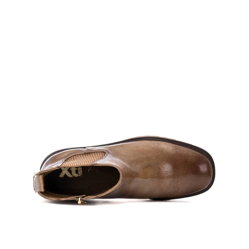 Este elegante botim combina conforto e estilo em todas as ocasiões.

Fabricado em material sintético de alta qualidade com acabamento em tom castanho, apresenta um design moderno e versátil, fácil de combinar com diferentes looks. O fecho lateral garante praticidade ao calçar, enquanto o elástico lateral proporciona melhor ajuste ao tornozelo.