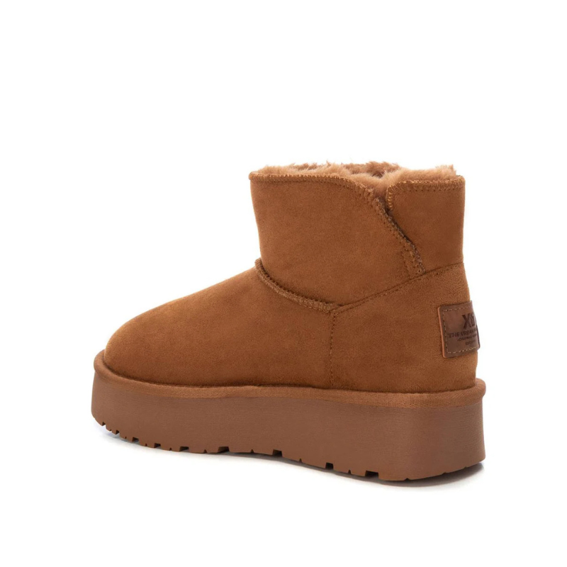 Este botim de cano curto apresenta um design moderno e aconchegante, perfeito para os dias mais frios.

Confeccionadas em material macio com acabamento aveludado, possuem forro interno felpudo que garante conforto térmico e sensação agradável ao caminhar. A sola plataforma adiciona altura e estilo, ao mesmo tempo em que oferece estabilidade e aderência. 