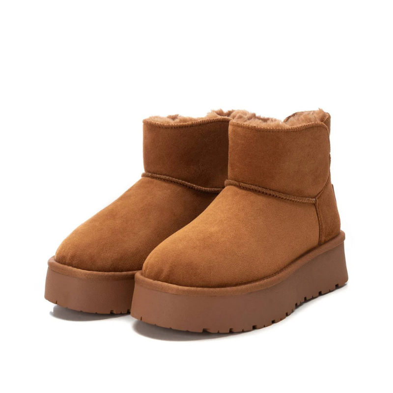 Este botim de cano curto apresenta um design moderno e aconchegante, perfeito para os dias mais frios.

Confeccionadas em material macio com acabamento aveludado, possuem forro interno felpudo que garante conforto térmico e sensação agradável ao caminhar. A sola plataforma adiciona altura e estilo, ao mesmo tempo em que oferece estabilidade e aderência. 
