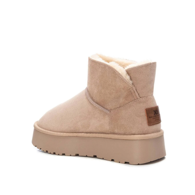 Este botim de cano curto apresenta um design moderno e aconchegante, perfeito para os dias mais frios.

Confeccionadas em material macio com acabamento aveludado, possuem forro interno felpudo que garante conforto térmico e sensação agradável ao caminhar. A sola plataforma adiciona altura e estilo, ao mesmo tempo em que oferece estabilidade e aderência. 