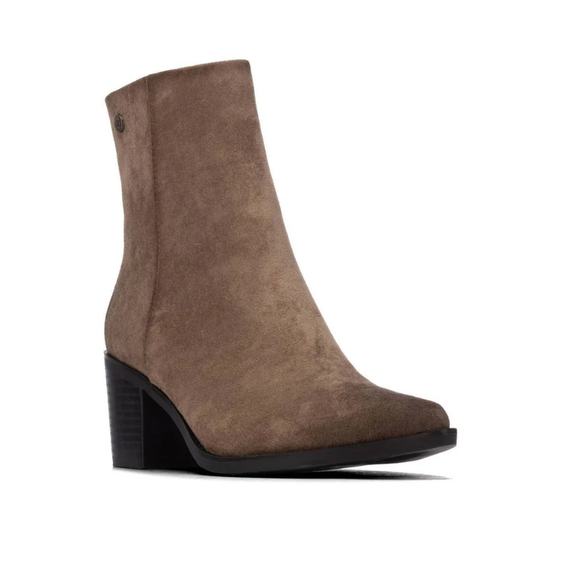 Este botim combina linhas elegantes com um estilo versátil, ideal para complementar os looks de outono e inverno.

O acabamento aveludado e a biqueira ligeiramente afunilada conferem-lhe um toque sofisticado, enquanto o salto médio e largo, em contraste com a parte superior, acrescenta personalidade ao modelo. O cano de linhas simples é rematado por um pequeno detalhe metálico na lateral exterior, e o fecho de correr no lado interior facilita o calçar.