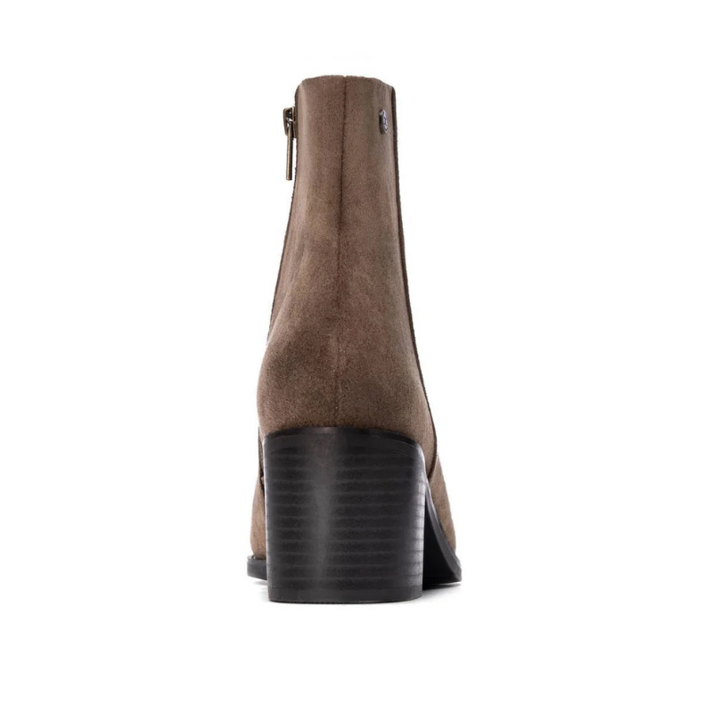 Este botim combina linhas elegantes com um estilo versátil, ideal para complementar os looks de outono e inverno.

O acabamento aveludado e a biqueira ligeiramente afunilada conferem-lhe um toque sofisticado, enquanto o salto médio e largo, em contraste com a parte superior, acrescenta personalidade ao modelo. O cano de linhas simples é rematado por um pequeno detalhe metálico na lateral exterior, e o fecho de correr no lado interior facilita o calçar.