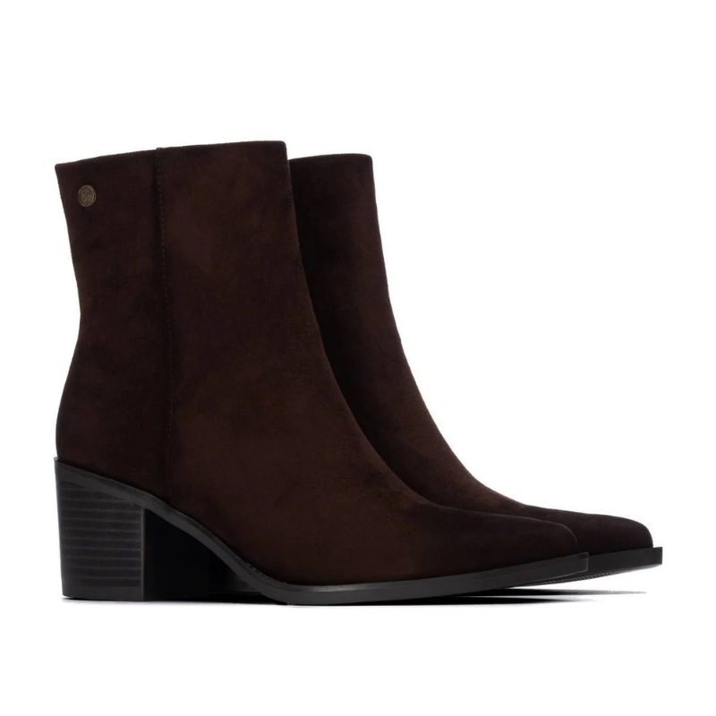 Este botim combina linhas elegantes com um estilo versátil, ideal para complementar os looks de outono e inverno.

O acabamento aveludado e a biqueira ligeiramente afunilada conferem-lhe um toque sofisticado, enquanto o salto médio e largo, em contraste com a parte superior, acrescenta personalidade ao modelo. O cano de linhas simples é rematado por um pequeno detalhe metálico na lateral exterior, e o fecho de correr no lado interior facilita o calçar.