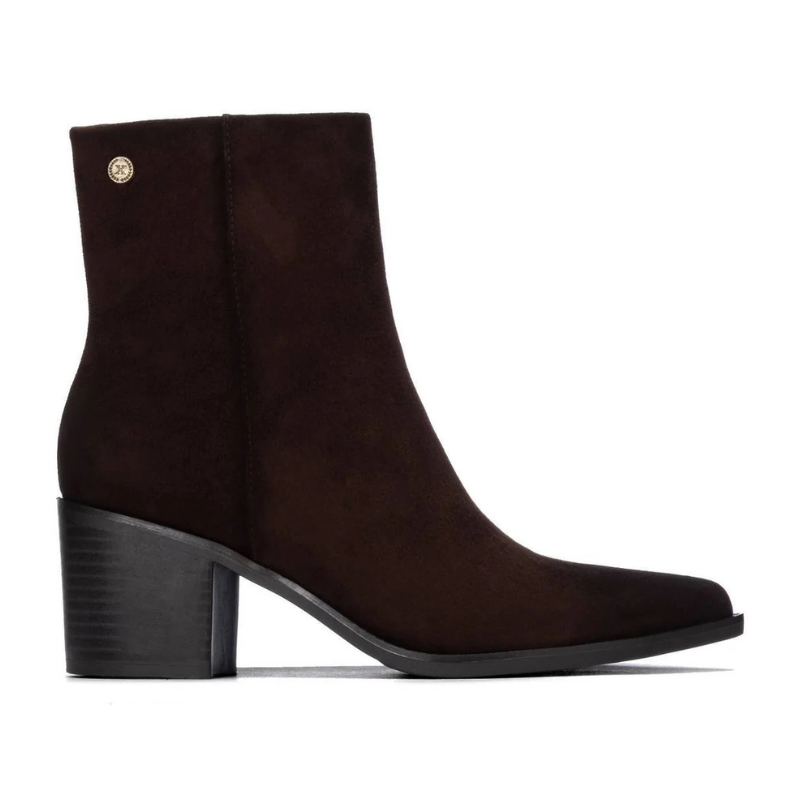 Este botim combina linhas elegantes com um estilo versátil, ideal para complementar os looks de outono e inverno.

O acabamento aveludado e a biqueira ligeiramente afunilada conferem-lhe um toque sofisticado, enquanto o salto médio e largo, em contraste com a parte superior, acrescenta personalidade ao modelo. O cano de linhas simples é rematado por um pequeno detalhe metálico na lateral exterior, e o fecho de correr no lado interior facilita o calçar.