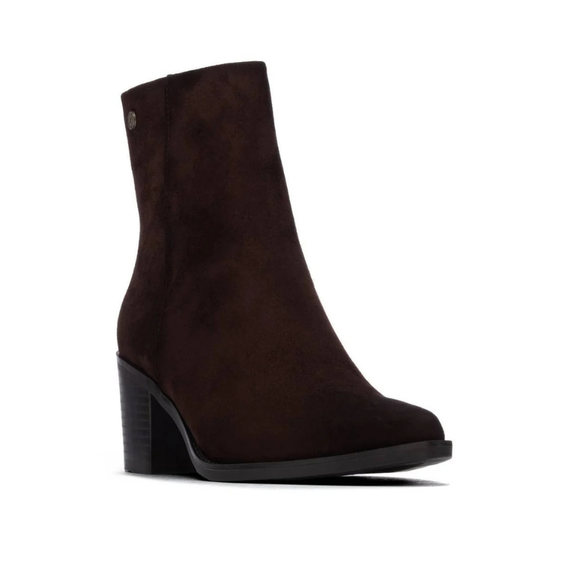 Este botim combina linhas elegantes com um estilo versátil, ideal para complementar os looks de outono e inverno.

O acabamento aveludado e a biqueira ligeiramente afunilada conferem-lhe um toque sofisticado, enquanto o salto médio e largo, em contraste com a parte superior, acrescenta personalidade ao modelo. O cano de linhas simples é rematado por um pequeno detalhe metálico na lateral exterior, e o fecho de correr no lado interior facilita o calçar.
