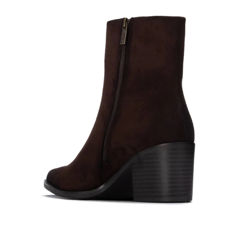 Este botim combina linhas elegantes com um estilo versátil, ideal para complementar os looks de outono e inverno.

O acabamento aveludado e a biqueira ligeiramente afunilada conferem-lhe um toque sofisticado, enquanto o salto médio e largo, em contraste com a parte superior, acrescenta personalidade ao modelo. O cano de linhas simples é rematado por um pequeno detalhe metálico na lateral exterior, e o fecho de correr no lado interior facilita o calçar.