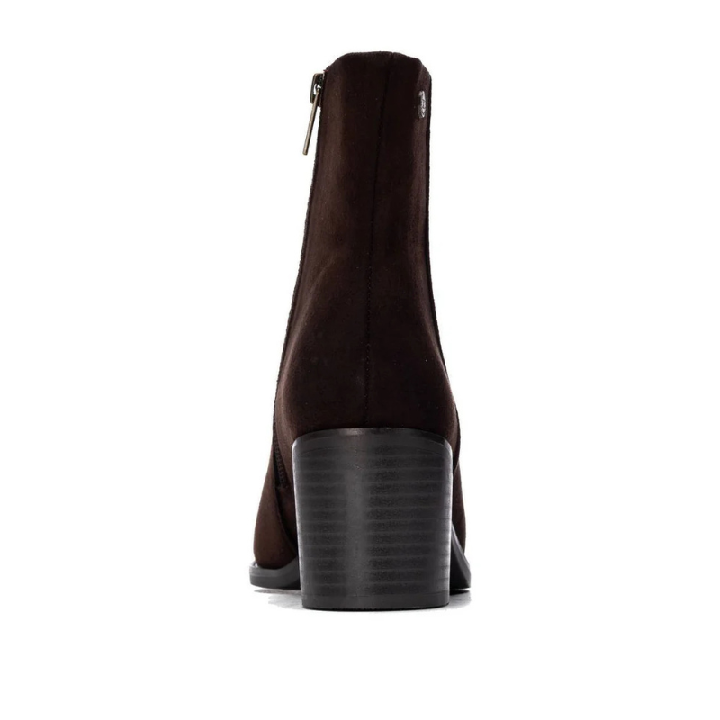 Este botim combina linhas elegantes com um estilo versátil, ideal para complementar os looks de outono e inverno.

O acabamento aveludado e a biqueira ligeiramente afunilada conferem-lhe um toque sofisticado, enquanto o salto médio e largo, em contraste com a parte superior, acrescenta personalidade ao modelo. O cano de linhas simples é rematado por um pequeno detalhe metálico na lateral exterior, e o fecho de correr no lado interior facilita o calçar.
