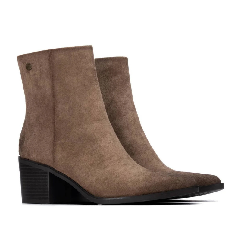 Este botim combina linhas elegantes com um estilo versátil, ideal para complementar os looks de outono e inverno.

O acabamento aveludado e a biqueira ligeiramente afunilada conferem-lhe um toque sofisticado, enquanto o salto médio e largo, em contraste com a parte superior, acrescenta personalidade ao modelo. O cano de linhas simples é rematado por um pequeno detalhe metálico na lateral exterior, e o fecho de correr no lado interior facilita o calçar.