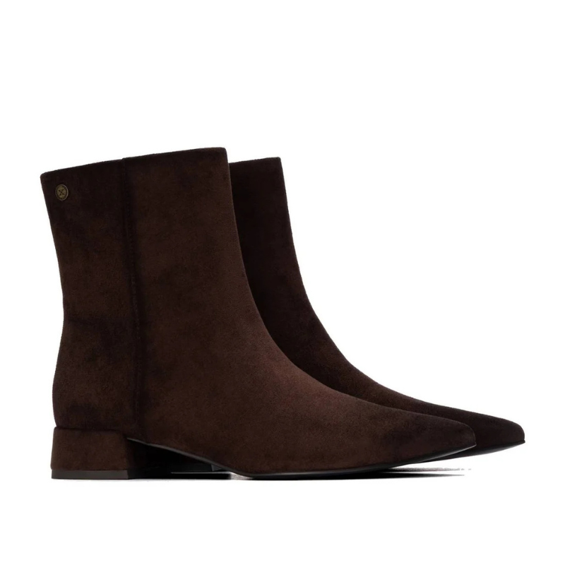 Este botim castanho-escuro combina elegância e versatilidade, sendo uma escolha perfeita para complementar os seus looks de outono e inverno.

O acabamento aveludado confere-lhe um toque sofisticado, enquanto a biqueira pontiaguda e o salto baixo e largo criam uma silhueta elegante e equilibrada. O pequeno detalhe metálico na lateral acrescenta um apontamento discreto, e o fecho de correr no lado interior facilita o calçar.