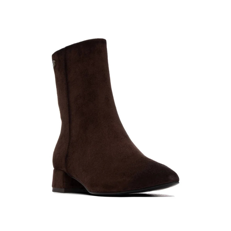 Este botim castanho-escuro combina elegância e versatilidade, sendo uma escolha perfeita para complementar os seus looks de outono e inverno.

O acabamento aveludado confere-lhe um toque sofisticado, enquanto a biqueira pontiaguda e o salto baixo e largo criam uma silhueta elegante e equilibrada. O pequeno detalhe metálico na lateral acrescenta um apontamento discreto, e o fecho de correr no lado interior facilita o calçar.
