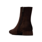 Este botim castanho-escuro combina elegância e versatilidade, sendo uma escolha perfeita para complementar os seus looks de outono e inverno.

O acabamento aveludado confere-lhe um toque sofisticado, enquanto a biqueira pontiaguda e o salto baixo e largo criam uma silhueta elegante e equilibrada. O pequeno detalhe metálico na lateral acrescenta um apontamento discreto, e o fecho de correr no lado interior facilita o calçar.