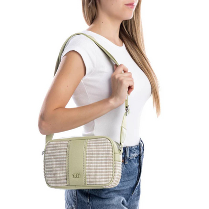 Esta carteira de traçar combina estilo e funcionalidade, perfeita para quem gosta de praticidade e sofisticação.

Fabricada com materiais que imitam a pele e com detalhes texturizados em ráfia. A Alça pode ser ajustada á sua medida e os compartimentos são espaçosos, ideal para guardar os seus itens essenciais e bem organizados.