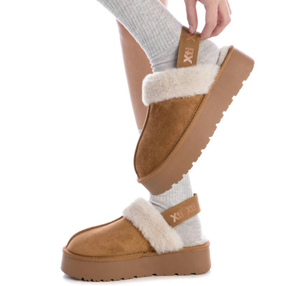 Este chinelo de inverno combina estilo e conforto num design moderno e acolhedor.

Confeccionado em material aveludado, tem uma pala dobrada revestida em pelo macio, que oferece sensação de aconchego e mantém os pés quentinhos. A tira traseira com detalhe da marca garante melhor ajuste e segurança ao caminhar. A sola plataforma robusta proporciona estabilidade e um toque contemporâneo ao visual.