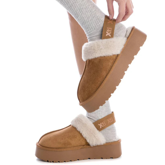 Este chinelo de inverno combina estilo e conforto num design moderno e acolhedor.

Confeccionado em material aveludado, tem uma pala dobrada revestida em pelo macio, que oferece sensação de aconchego e mantém os pés quentinhos. A tira traseira com detalhe da marca garante melhor ajuste e segurança ao caminhar. A sola plataforma robusta proporciona estabilidade e um toque contemporâneo ao visual.