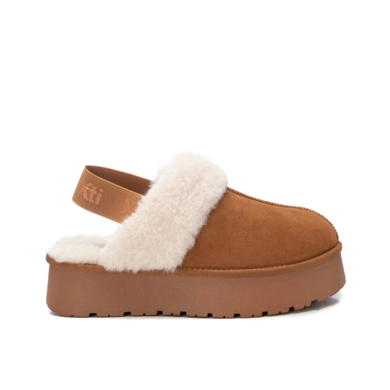 Este chinelo de inverno combina estilo e conforto num design moderno e acolhedor.

Confeccionado em material aveludado, tem uma pala dobrada revestida em pelo macio, que oferece sensação de aconchego e mantém os pés quentinhos. A tira traseira com detalhe da marca garante melhor ajuste e segurança ao caminhar. A sola plataforma robusta proporciona estabilidade e um toque contemporâneo ao visual.