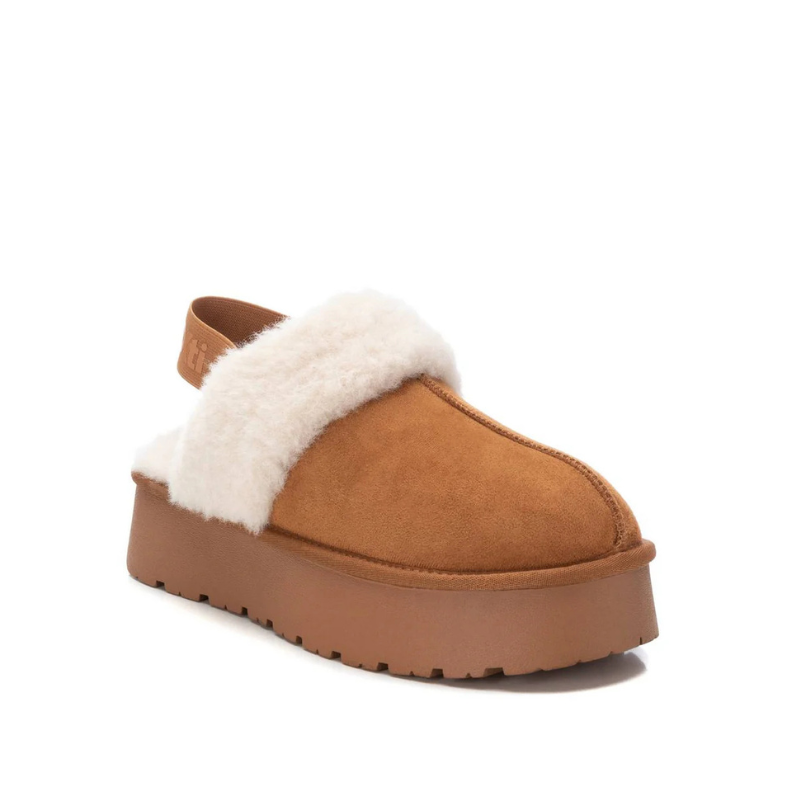 Este chinelo de inverno combina estilo e conforto num design moderno e acolhedor.

Confeccionado em material aveludado, tem uma pala dobrada revestida em pelo macio, que oferece sensação de aconchego e mantém os pés quentinhos. A tira traseira com detalhe da marca garante melhor ajuste e segurança ao caminhar. A sola plataforma robusta proporciona estabilidade e um toque contemporâneo ao visual.