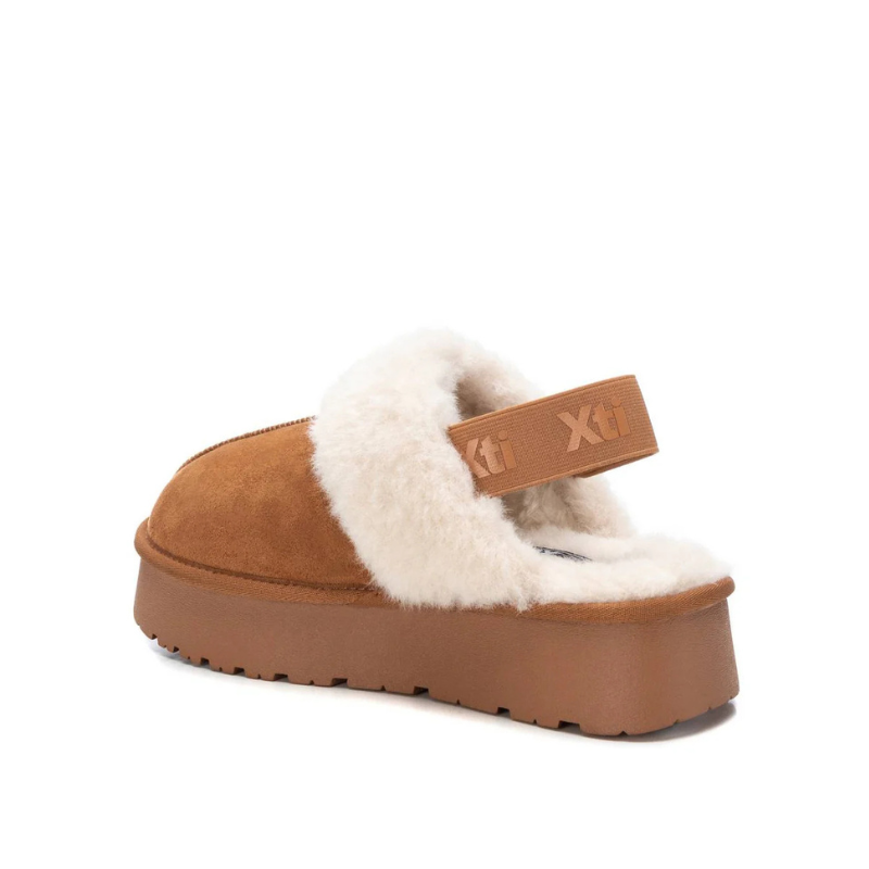 Este chinelo de inverno combina estilo e conforto num design moderno e acolhedor.

Confeccionado em material aveludado, tem uma pala dobrada revestida em pelo macio, que oferece sensação de aconchego e mantém os pés quentinhos. A tira traseira com detalhe da marca garante melhor ajuste e segurança ao caminhar. A sola plataforma robusta proporciona estabilidade e um toque contemporâneo ao visual.